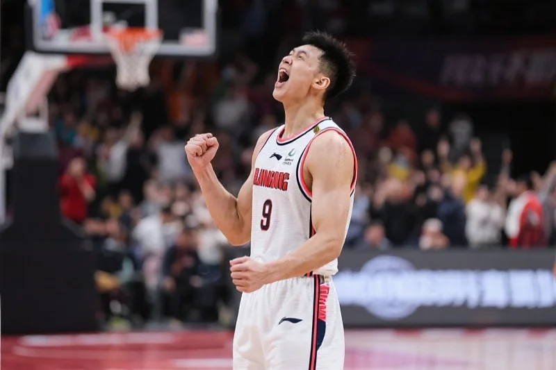 篮球运动员庆祝胜利