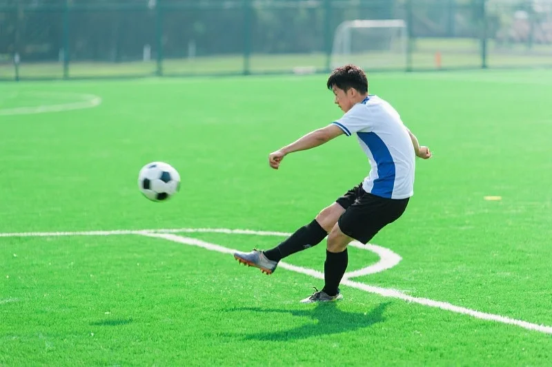 足球运动员在比赛中射门